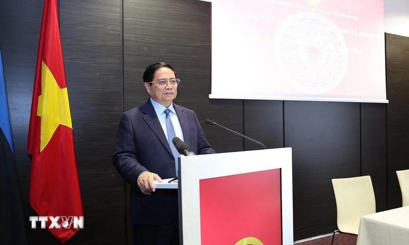 Thủ tướng Phạm Minh Chính phát biểu tại buổi gặp cán bộ, nhân viên Đại sứ quán và cộng đồng người Việt Nam tại Estonia. (Ảnh: Dương Giang/TTXVN)