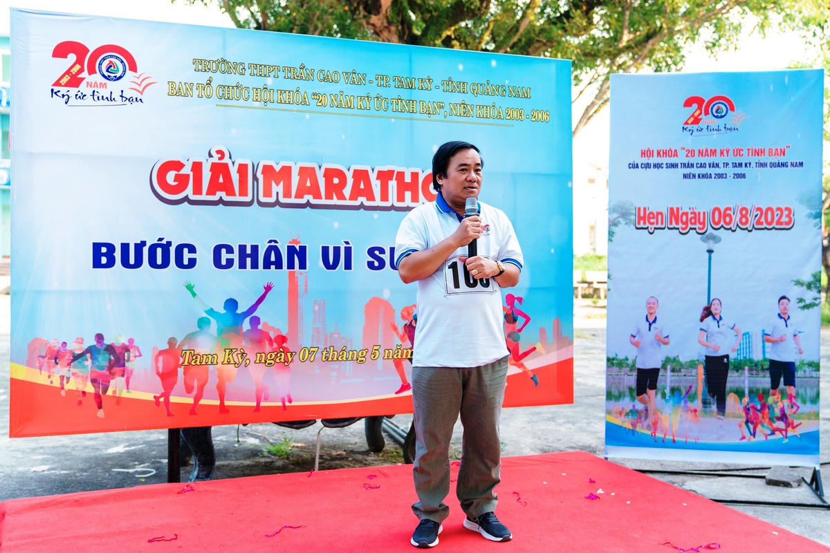 Ông Nguyễn Văn Tấn, Hiệu trưởng Trường THPT Trần Cao Vân phát biểu cảm ơn cựu học sinh đã tổ chức giải Marathon ý nghĩa.