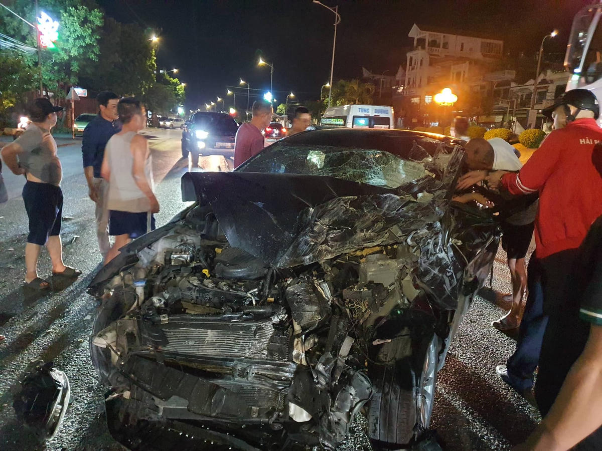 Vụ tai nạn trên địa bàn TP Uông Bí khiến 1 người bị thương và 3 xe ô tô bị hư hỏng. Ảnh: P.T