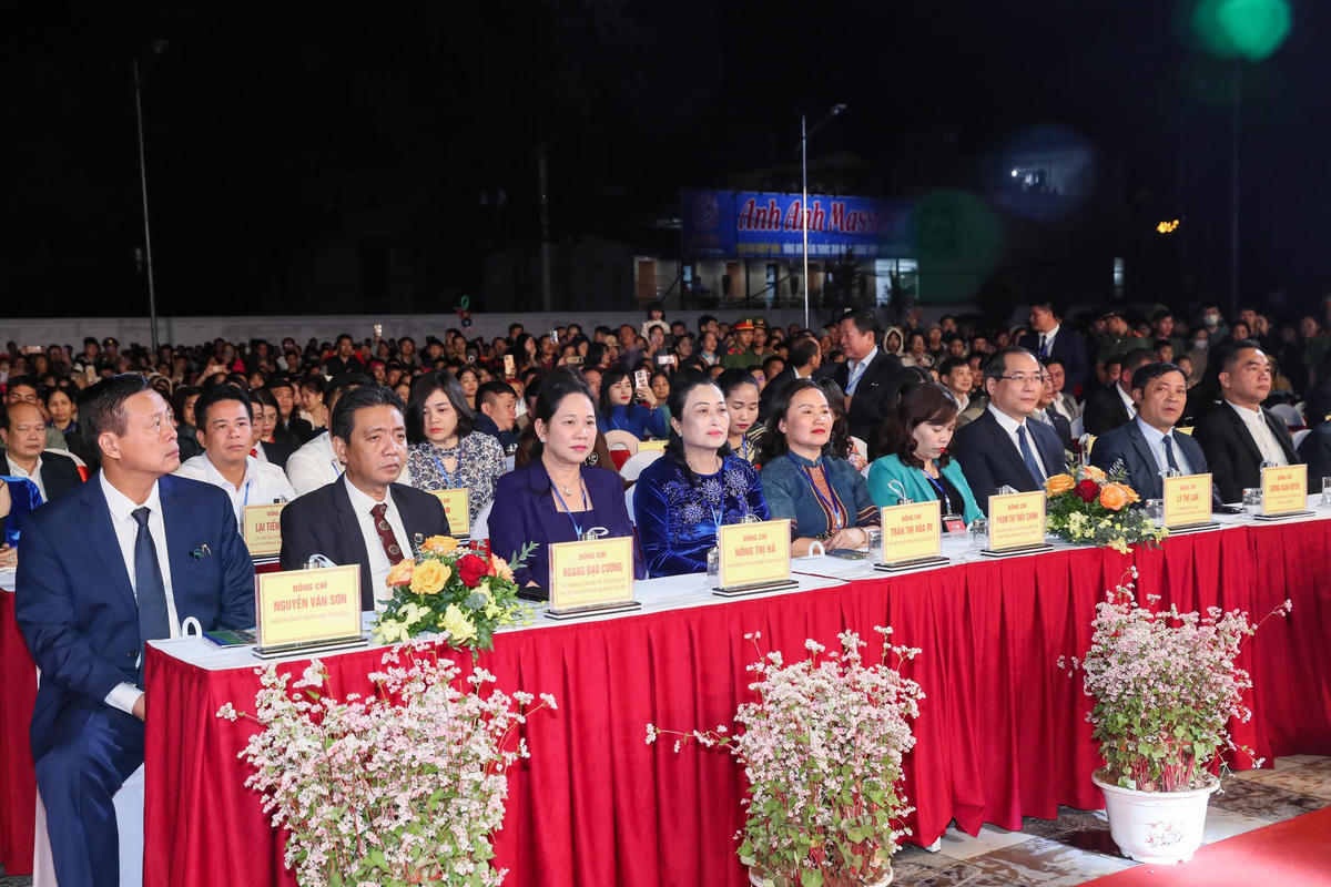 Tới dự buổi lễ có các lãnh đạo Đảng và Nhà nước cùng đông đảo nhân dân các dân tộc, du khách trong và ngoài nước.