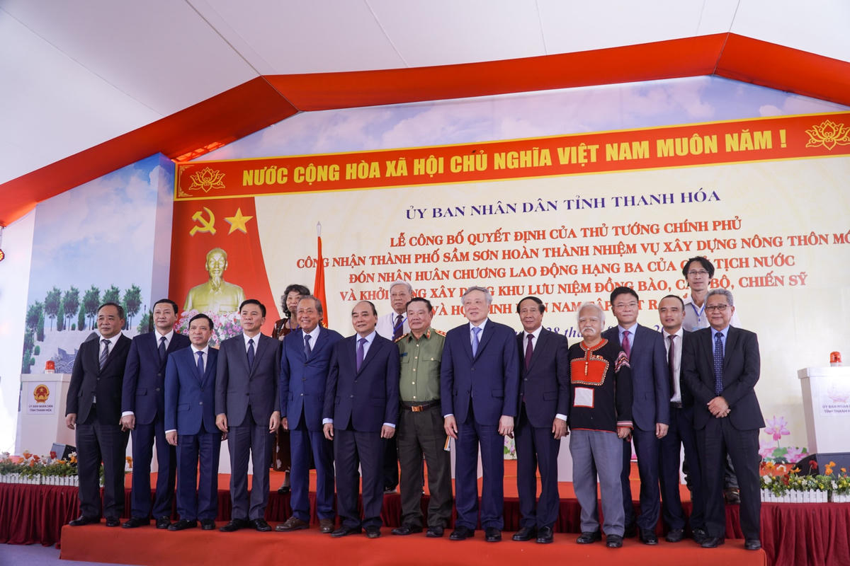 Chủ tịch nước chụp ảnh lưu niệm cùng đại biểu dự lễ TP Sầm Sơn.