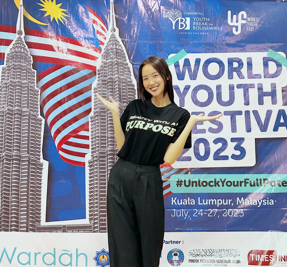 Vừa hết nhiệm kỳ tại Miss World Vietnam, Hoa hậu Bảo Ngọc tiếp tục việc học, đến Malaysia dự Hội nghị Thanh niên.