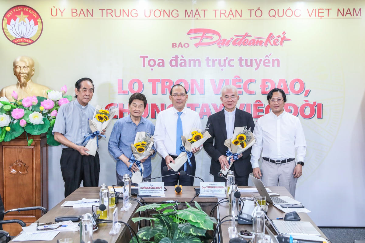 Nhà báo Lê Anh Đạt, Quyền Tổng Biên tập Báo Đại Đoàn Kết tặng hoa các vị đại biểu tham dự Tọa đàm.