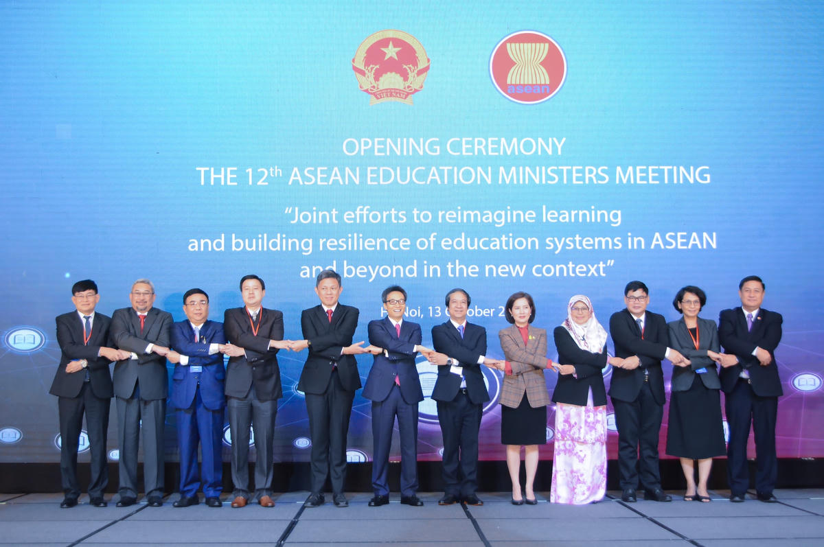 Phó Thủ tướng Vũ Đức Đam, các bộ trưởng, trưởng đoàn, Phó Tổng Thư ký ASEAN và một số khách mời chụp ảnh lưu niệm.