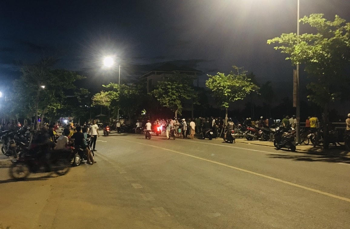 Người dân tập trung rất đông để nghe ngóng tin tức sau khi phát hiện thi thể em Đ.  
