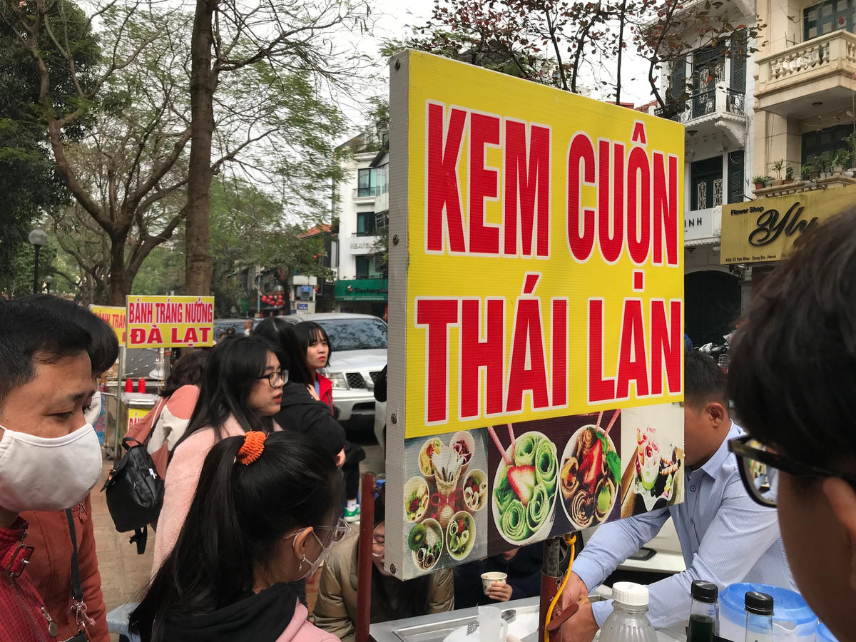 Cần quản lý đồ ăn vặt ở cổng trường. Ảnh: Bùi Long.  