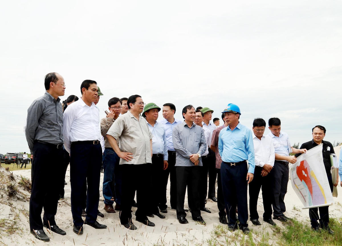Thủ tướng Chính phủ Phạm Minh Chính và đoàn công tác khảo sát thực địa mỏ sắt Thạch Khê vào ngày 11/6/2022.