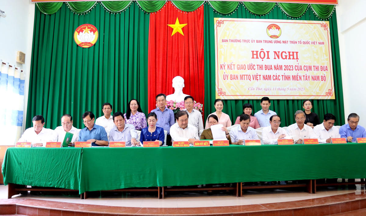 Ký kết ký kết giao ước thi đua Cụm. 