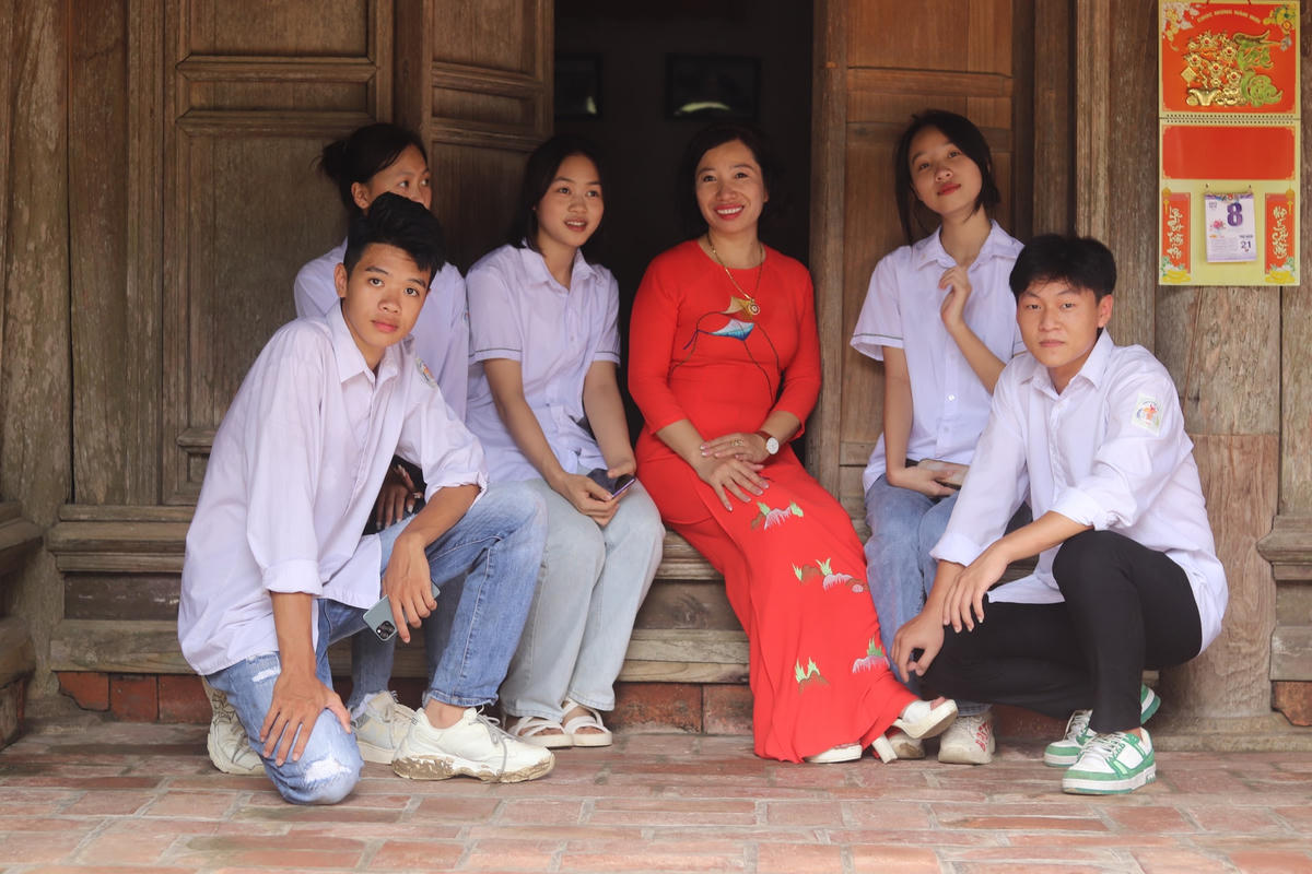 Tại đây, hướng dẫn viên cho biết ngôi nhà này đã trải qua 7 thế hệ, nguồn gốc của ngôi nhà này là do cụ Bát, giữ chức quan bát phẩm đời nhà Nguyễn khởi dựng vào năm 1810, hoàn thành trong thời gian 7 tháng dưới bàn tay của những người thợ tài hoa nhất vùng Nam Hà (Hà Nam ngày nay) và làng Đạt Tây (huyện Hoằng Hóa, Thanh Hóa ngày nay).  Ảnh: Đình Minh 
