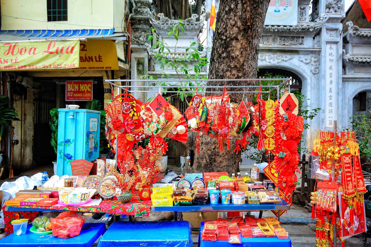 Tại chợ không chỉ có hoa, người ta còn đến đây để mua thêm các vật dụng trang trí khác, trưng bày cho ngôi nhà thêm rực rỡ.