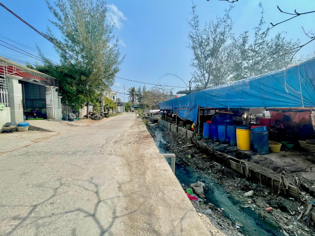 Một cơ sở chế biến hàu nằm giữa khu dân cư tại xã Đông Xá (huyện Vân Đồn).Nước rỉ ra từ hoạt động của cơ sở chế biến hàu chảy xuống mương, cống của khu dân cư, gây bốc mùi hôi thối.