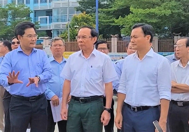 Bí thư Thành ủy TP HCM Nguyễn Văn Nên dẫn đầu đoàn thị sát thực tế Dự án cải tạo môi trường kênh Tham Lương - Bến Cát - rạch Nước Lên. (Ảnh: H.Phúc).