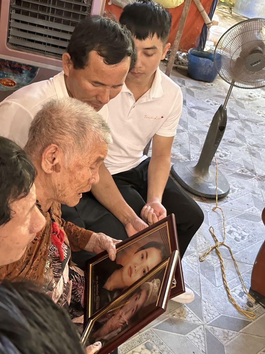Chứng kiến sự nâng niu, trân trọng của gia đình thân nhân liệt sĩ, nhóm Team Lee đã có thêm động lực để phục dựng nhiều bức ảnh hơn nữa. Ảnh: NVCC.