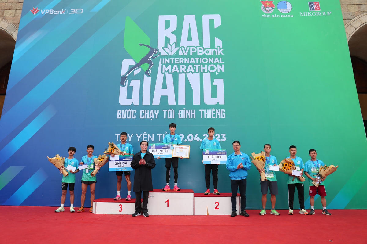 Ông Nguyễn Thanh Bình - Chủ tịch Công đoàn, Phó Tổng giám đốc, Giám đốc khối Tín dụng VPBank và ông Thân Trung Kiên, Bí thư Tỉnh đoàn Bắc Giang trao giải nội dung cá nhân nam cự ly 5km.