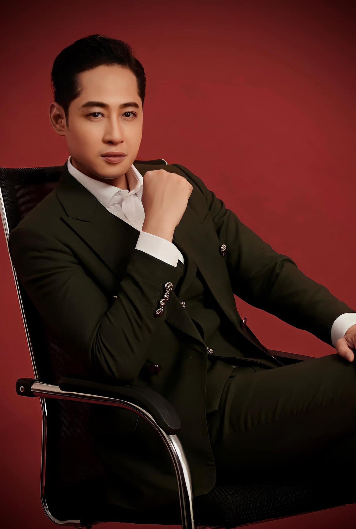 Ở tuổi 37, Mạnh Hưng vẫn "lẻ bóng một mình" vì quá say mê với công việc. 