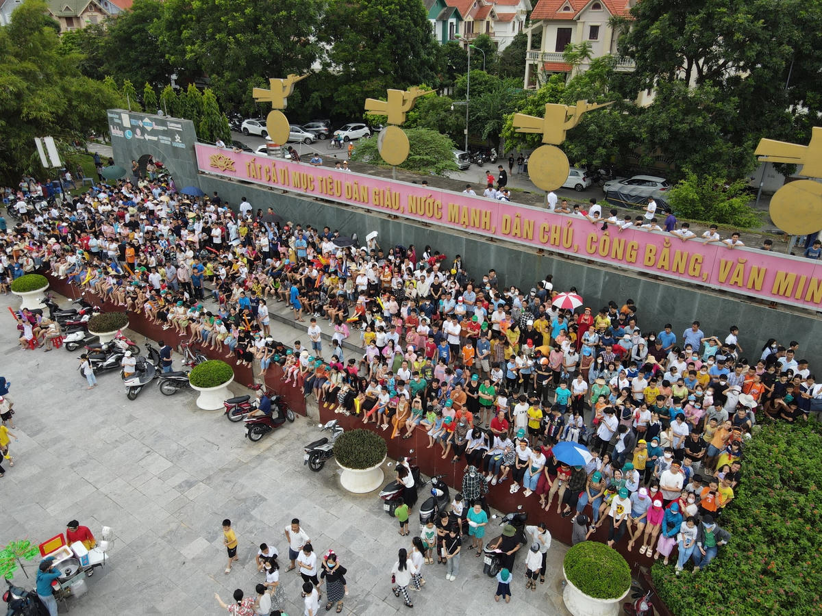 [Ảnh]: Điểm cầu Olympia tại Thanh Hóa ‘nổ tung’ sau chiến thắng của Lê Xuân Mạnh