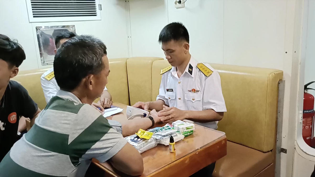 Lực lượng chức năng khám sức khỏe cho các ngư dân gặp nạn.