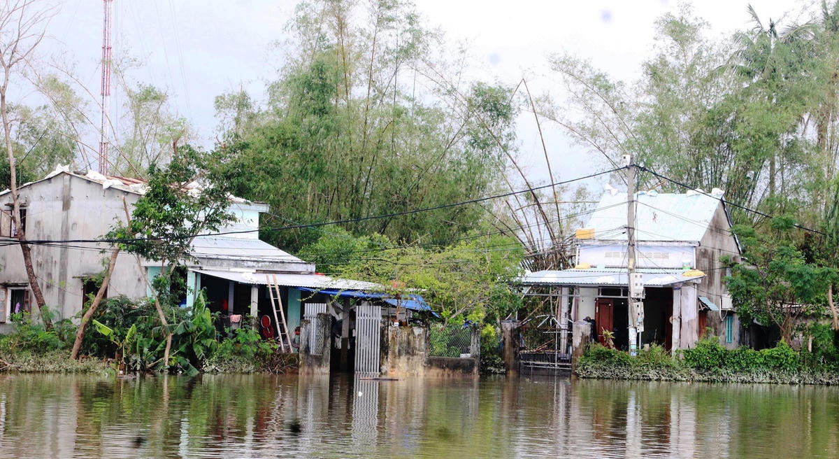 Nhiều khu dân cư ở huyện Phú Ninh (Quảng Nam) vẫn còn ngập trong nước sâu.