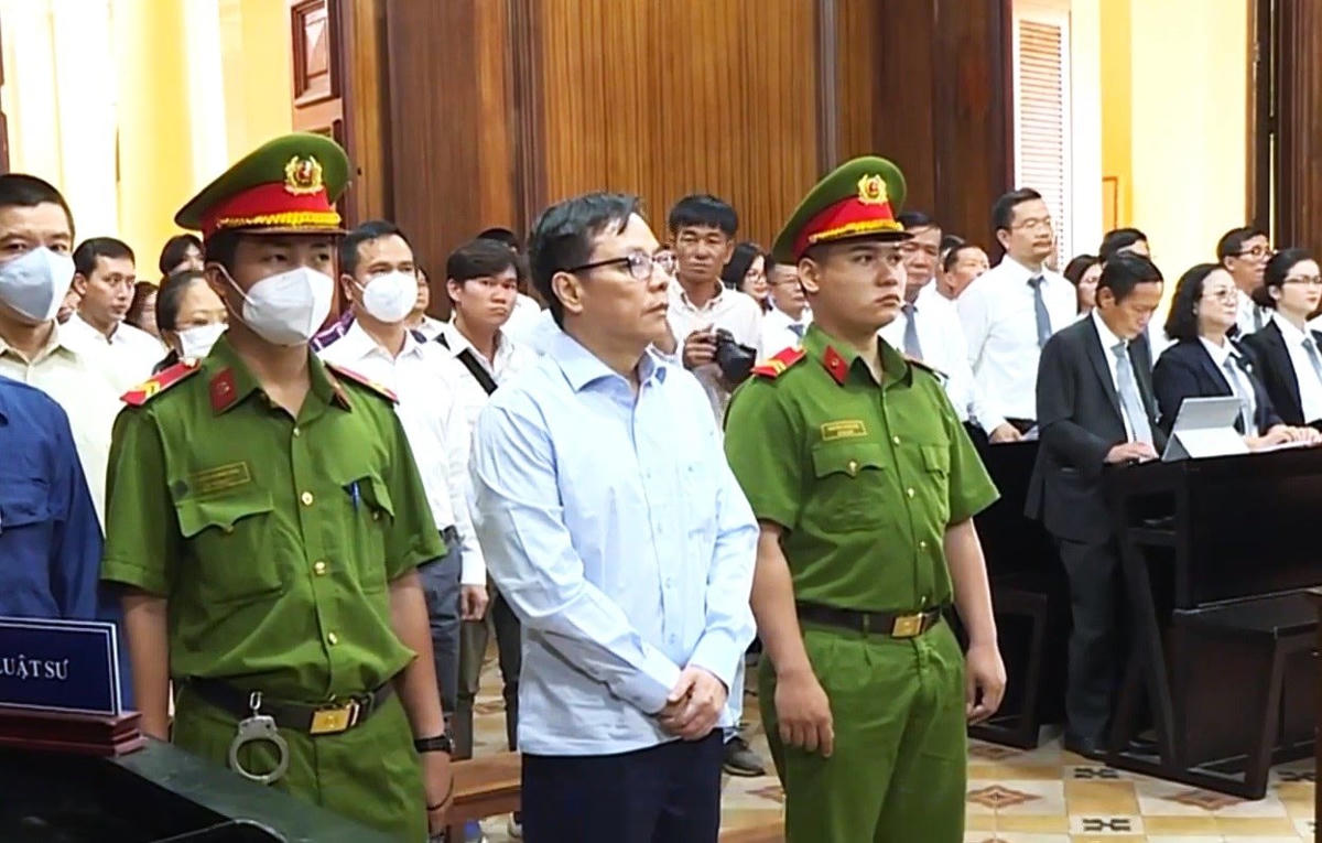 anh-bai-duoi-ben-phai.jpg
