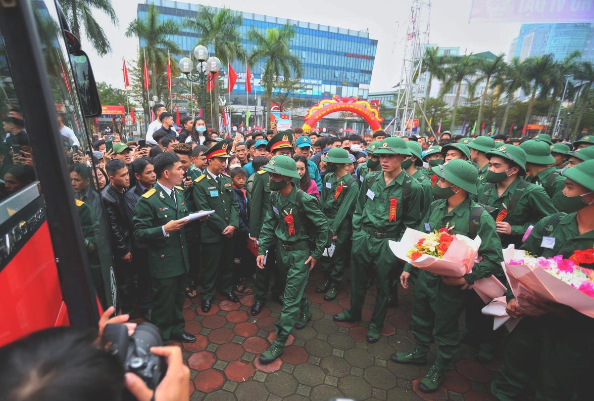Hơn 1.440 tân binh Hà Tĩnh lên đường nhập ngũ: 'Hoàn thành tốt nhiệm vụ nhé con trai'