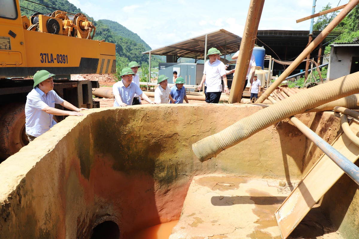 Và thị sát tại Cty Cổ phần Tân Hoàng Khang là đơn vị duy nhất khai thác khoáng sản hầm lò, bơm hút nước ngầm dưới lòng đất.