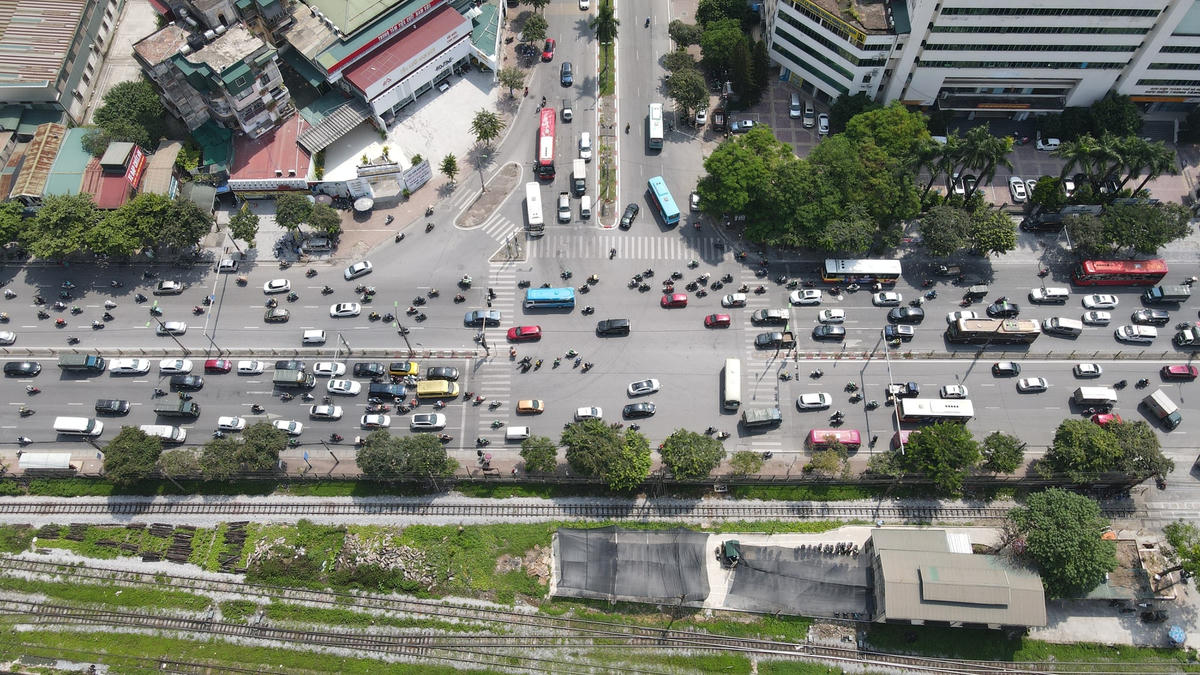 Bên cạnh đó, đường gom dọc hai bên hầm phía phố Định Công không giao cắt với đường Giải Phóng, bố trí nhánh vòng quay đầu trên đỉnh hầm, đường gom dọc hai bên hầm phía Kim Đồng giao cắt với đường Giải Phóng, bố trí nhánh rẽ vòng quay đầu trên đỉnh hầm; các tuyến đường gom dọc hai bên hầm, các nhánh rẽ phải tổ chức 2 làn xe.