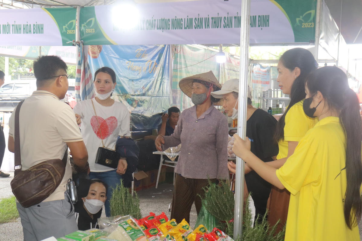 Ngoài ra, các doanh nghiệp, HTX có thêm cơ hội tìm hiểu, ký kết các hợp đồng kinh tế, các biên bản ghi nhớ về cung cấp, tiêu thụ các sản phẩm, thúc đẩy sản xuất, lưu thông, chế biến và tiêu thụ hàng hóa nông sản, thực phẩm an toàn giữa các địa phương gắn với cuộc vận động “Người Việt Nam ưu tiên dùng hàng Việt Nam”. Ảnh: Đình Minh