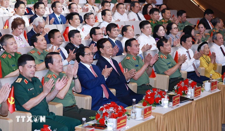 Thủ tướng Phạm Minh Chính với các đại biểu dự Đại hội Thi đua “Vì an ninh Tổ quốc” lần thứ 9. (Ảnh: Dương Giang/TTXVN)