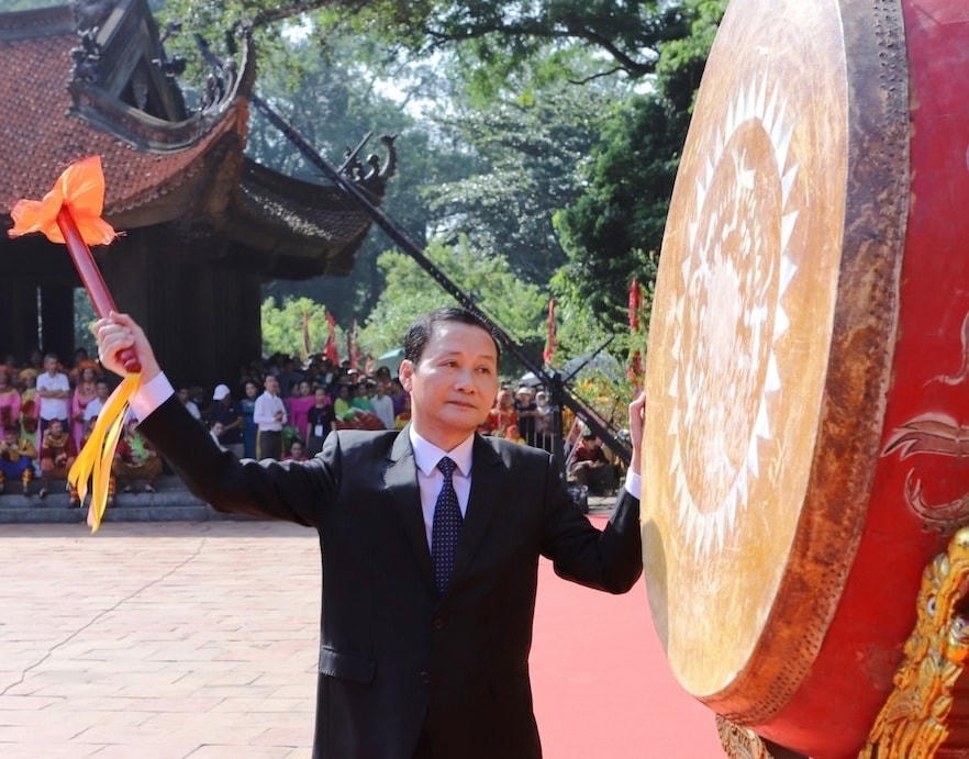 Ông Đỗ Minh Tuấn, Chủ tịch UBND tỉnh Thanh Hóa đánh trống khai hội.