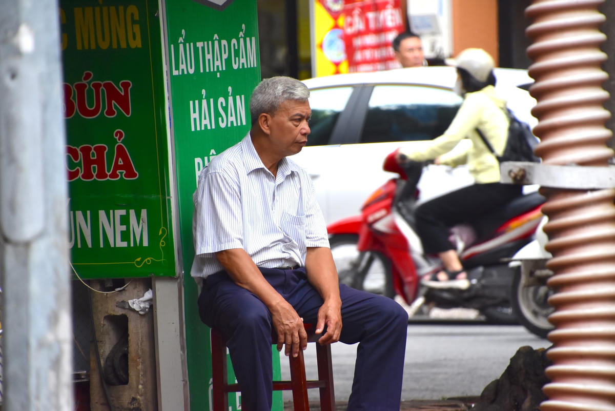 Nhiều người cao tuổi vẫn lao động để có thêm thu nhập.