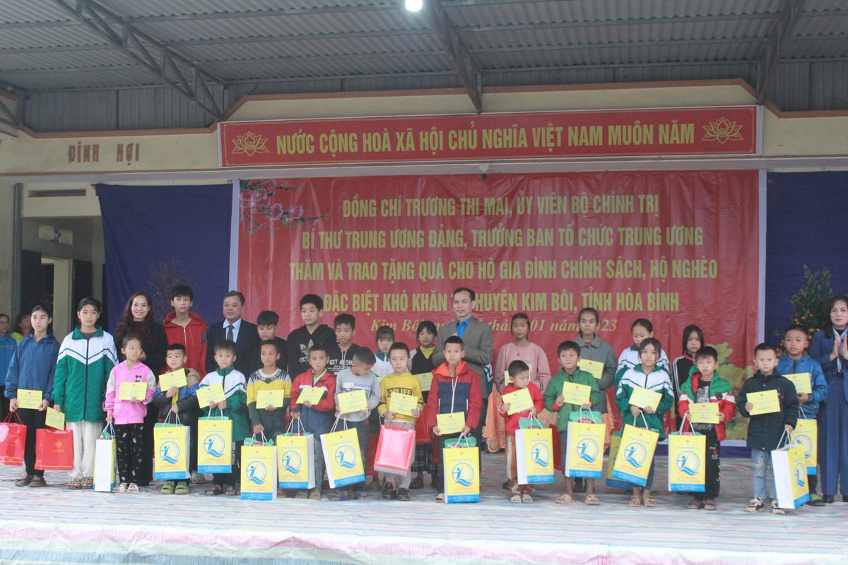 Các em học sinh nghèo vượt khó tại xã KIm Bôi, huyện Kim Bôi vui mừng khi được nhận quà.