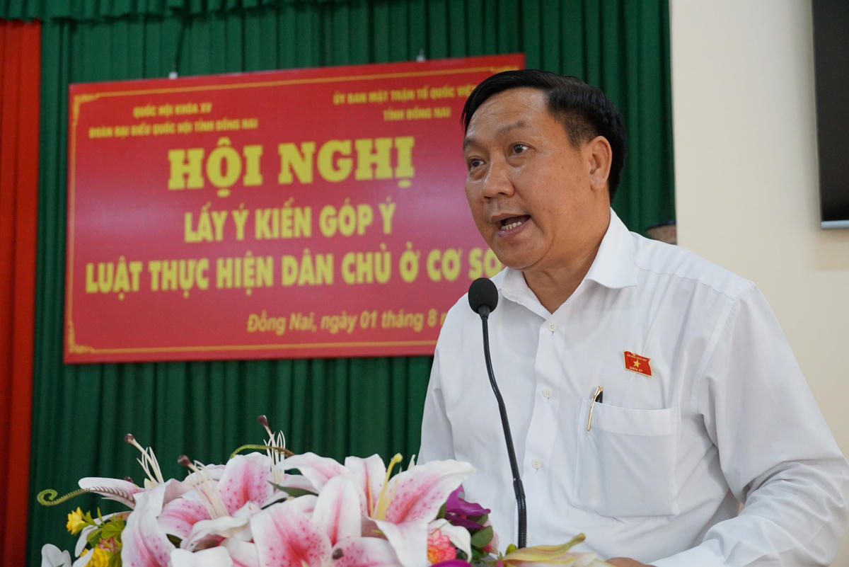 Phó trưởng đoàn chuyên trách Đoàn đại biểu Quốc hội tỉnh Đồng Nai Bùi Xuân Thống phát biểu dẫn đề tại hội nghị. Ảnh: Mạnh Thìn.