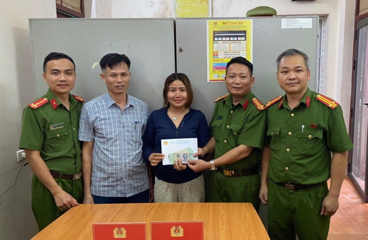 Chị Định vui mừng vì nhận lại số tiền đã chuyển khoản nhầm.