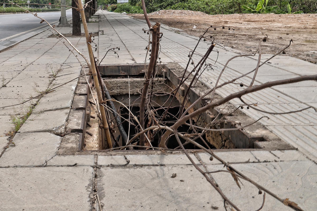 Còn nhớ, ngày 5/7/2021, trên đường Đặng Vũ Hỷ (Long Biên, Hà Nội) đã phát hiện trường hợp tử vong dưới hố cáp quang mất nắp. Nguyên nhân được xác định do nạn nhân đi xe máy lao lên vỉa hè ngã xuống hố và tử vong.