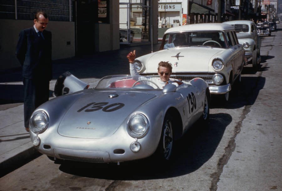 James Dean và chiếc xe yêu thích có tên Little Bastard.