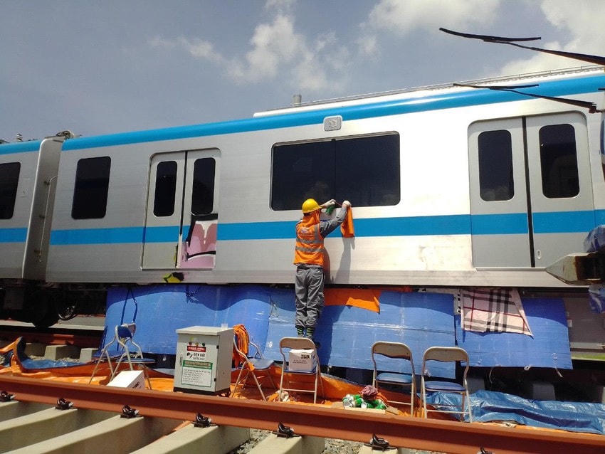 Công nhân tiến hành tẩy rửa, khôi phục lại màu sắc toa tàu metro bị bôi bẩn.