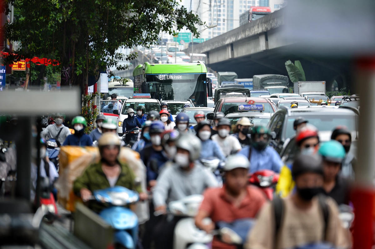 Nhiều người tỏ ra mệt mỏi ngay trong ngày đầu tiên làm việc vì ùn tắc.