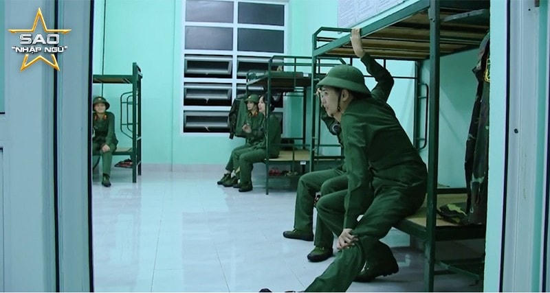Các chiến sĩ mới đều bị chỉ huy phạt vì sinh hoạt không đúng quy định.