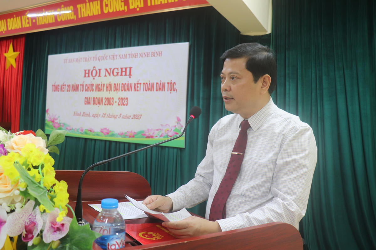 Ông Lê Văn Kiên, Phó Chủ tịch Ủy ban MTTQ tỉnh Ninh Bình báo cáo tổng kết 20 năm Ngày hội Đại đoàn kế toàn dân tộc trên địa bàn tỉnh.  