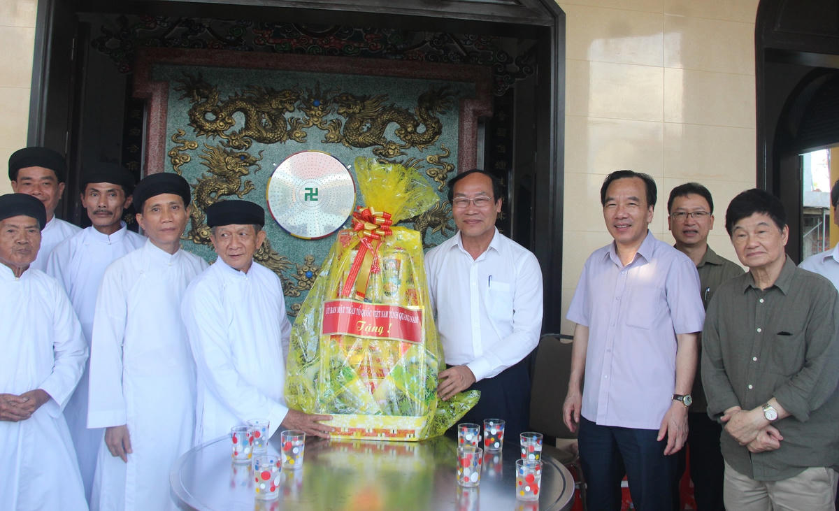 Lãnh đạo Ủy ban MTTQ Việt Nam tỉnh Quảng Nam tặng quà cho Hội thánh truyền giáo Cao đài Hội An.