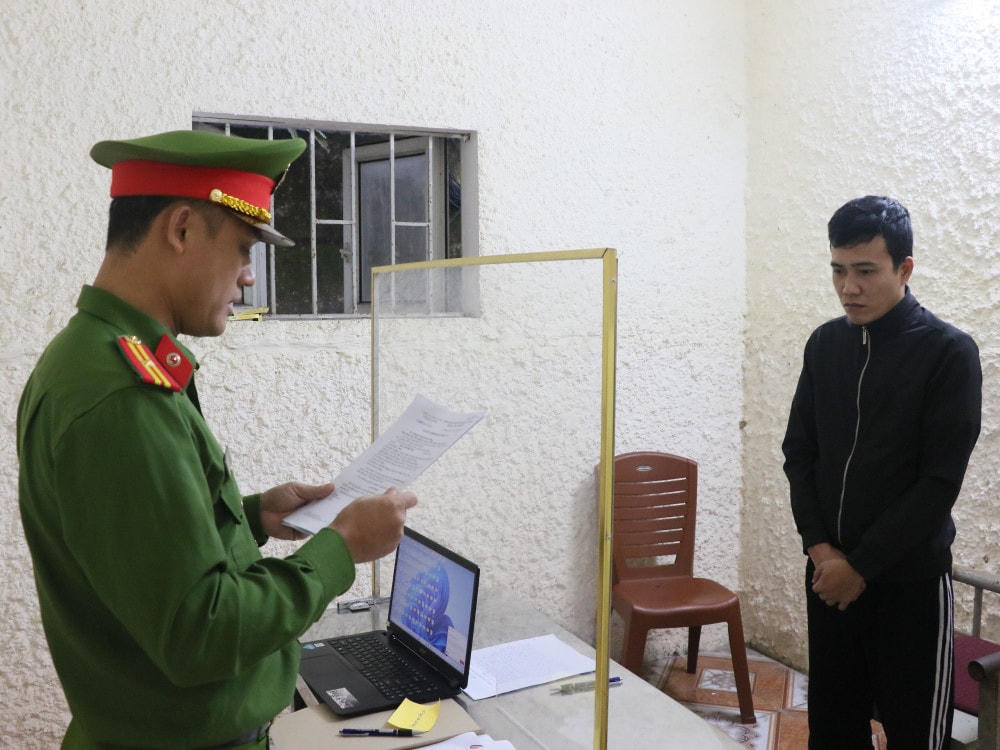 ... chồng l àMai Chí Phương bị khởi tố về tội "lừa đảo chiếm đoạt tài sản".