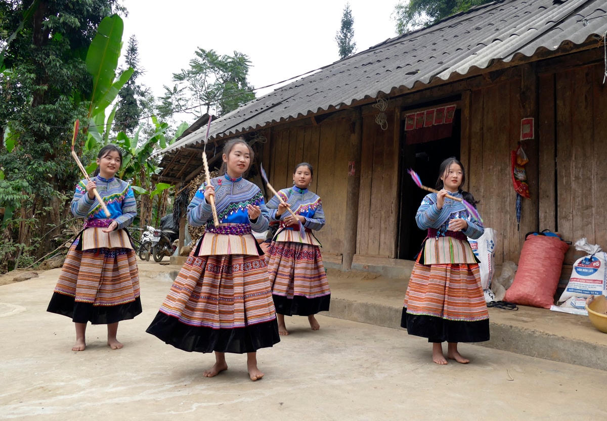 Múa sênh tiền.