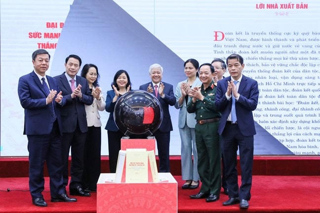 Giương cao ngọn cờ đại đoàn kết toàn dân tộc, phát huy truyền thống yêu nước, vai trò nòng cốt chính trị của Mặt trận Tổ quốc Việt Nam, quyết tâm xây dựng đất nước ta ngày càng giàu mạnh, phồn vinh, văn minh, hạnh phúc