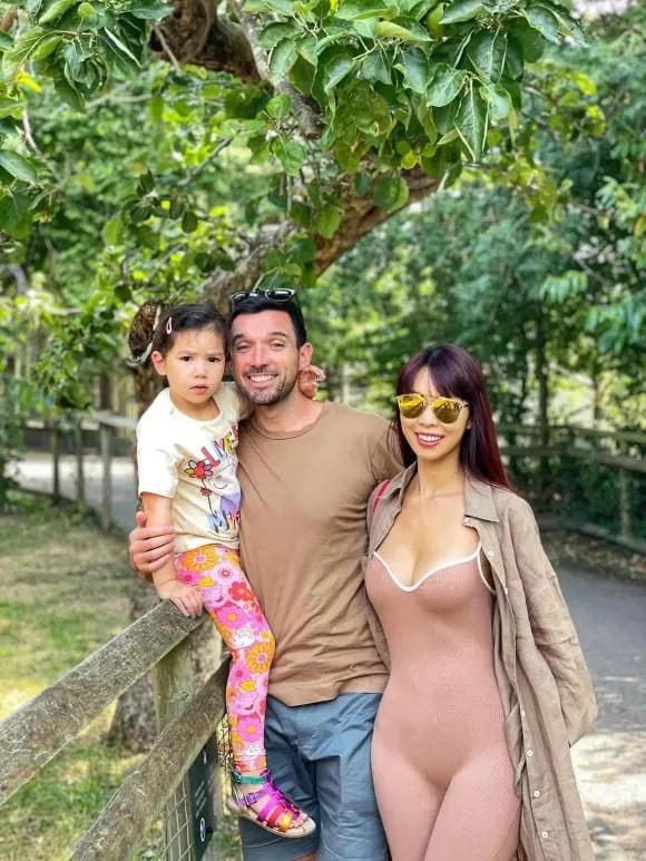 Xuất hiện bên gia đình, siêu mẫu Hạ Anh vẫn "đốt" mắt khán giả vì diện trang phục bó sát đến nhức mắt. 