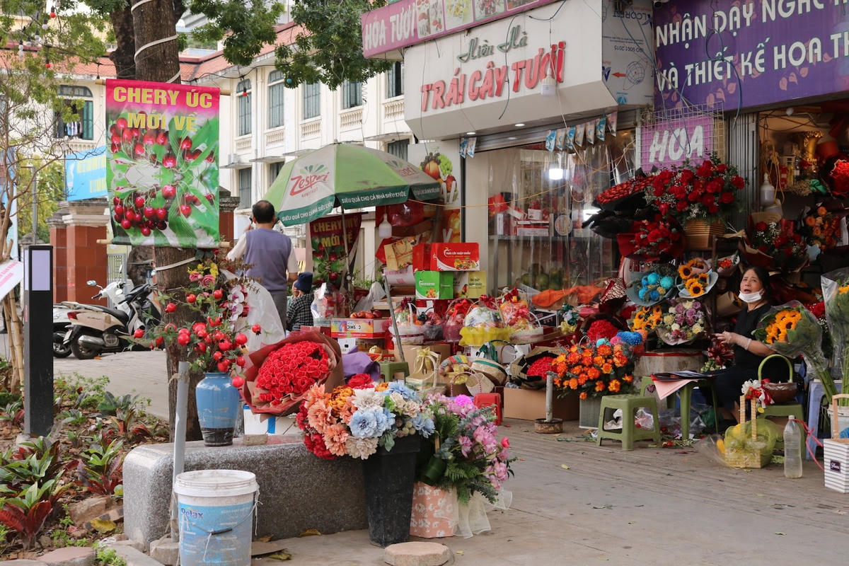 Đến thời điểm chiều tối, càng nhiều hàng quán đua nhau bày bán, các đoạn vỉa hè bỗng trở thành quán cóc, người bán bày biện ghế ngồi, vô tư mời chào khách như mặt bằng của mình.