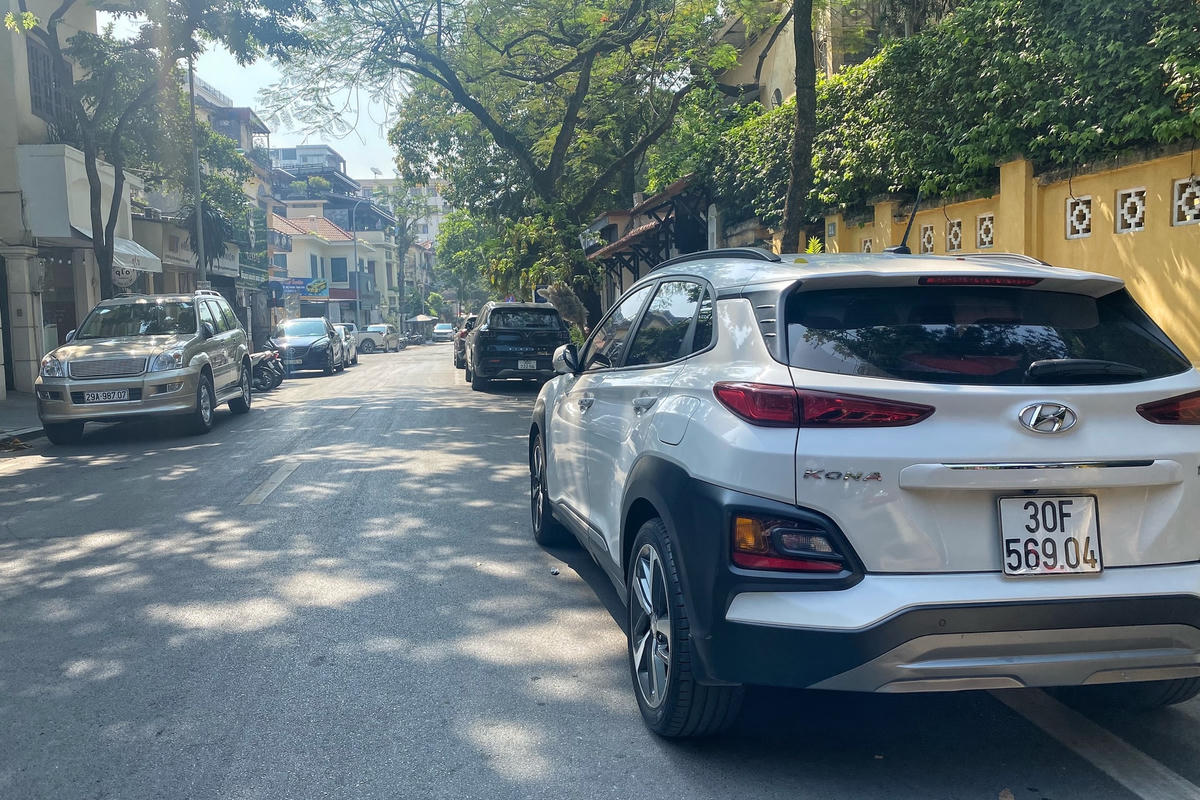 Theo ghi nhận của PV Báo Đại Đoàn Kết Online, tại tuyến phố Nguyễn Gia Thiều dù đã có biển báo tại hai đầu tuyến đường nhưng hàng dài phương tiện vẫn ngang nhiên dừng đỗ khiến lòng đường nơi đây vốn đã chật hẹp nay lại càng chật hẹp hơn. 