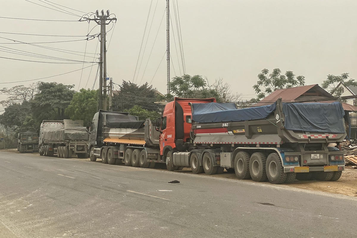 Theo Thiếu tá Thuật, Đội CSGT số 12 là địa bàn giáp ranh giữa huyện Lương Sơn, Hòa Bình và TP Hà Nội. Đặc biệt, địa bàn thuộc sự quản lý của Đội CSGT số 12 dài khoảng 40 km trong khi lực lượng chức năng trên tuyến chỉ có một tổ tuần tra kiểm soát. Vì vậy, lợi dụng khi lực lượng chức năng vắng mặt các đối tượng lại vi phạm. Ngoài ra, chỉ cần lực lượng chức năng tiến hành xử lý một chiếc là ngay lập tức các xe ô tô  khác lại đi đường vòng để tránh né gây khó khăn cho lực lượng chức năng.