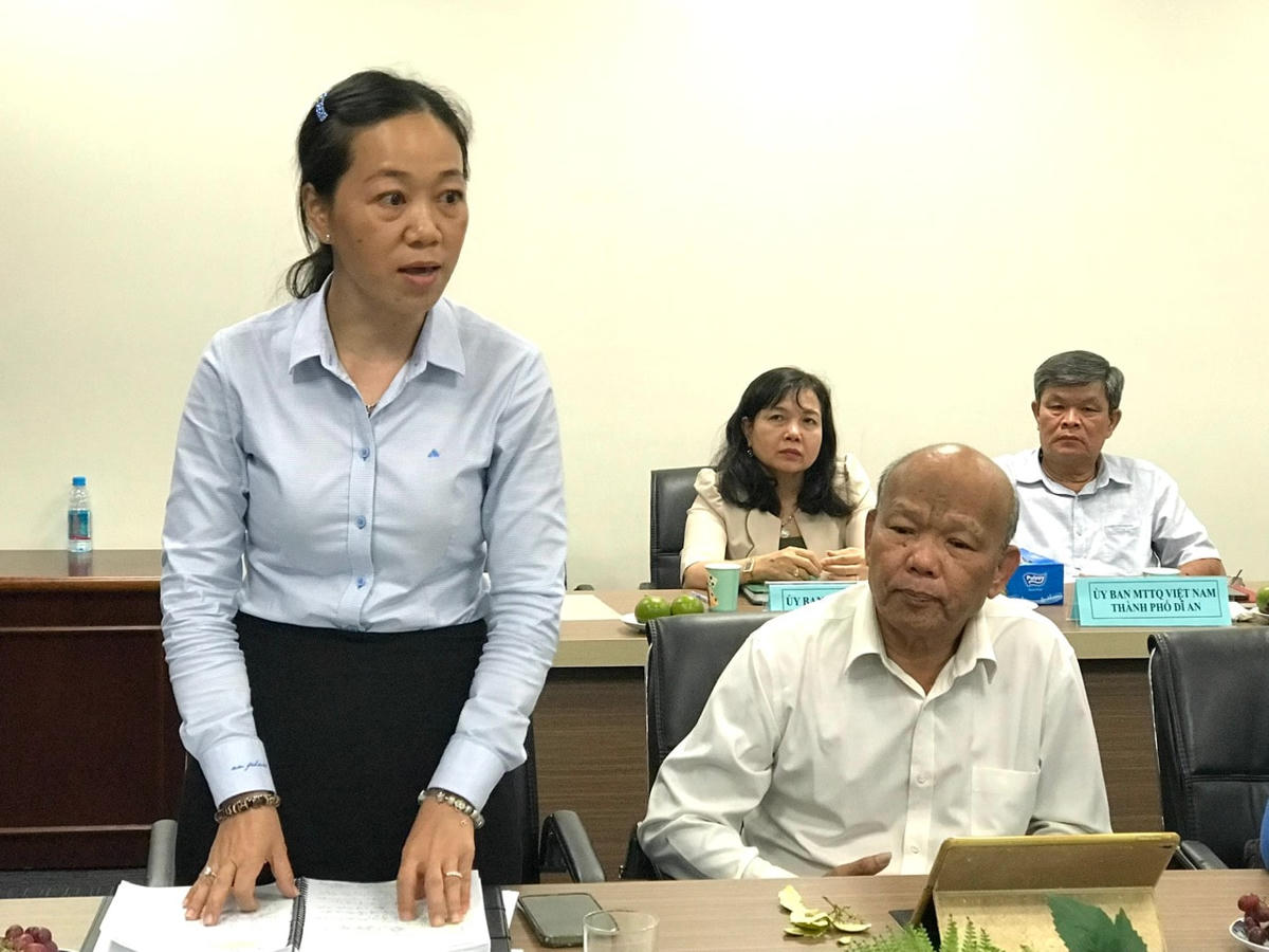 Bà Trần Thị Hồng Hạnh, Phó Chủ tịch Thường trực Ủy ban MTTQ Việt Nam tỉnh Bình Dương báo cáo với đoàn công tác về kết quả hoạt động của hệ thống Mặt trận tỉnh.
