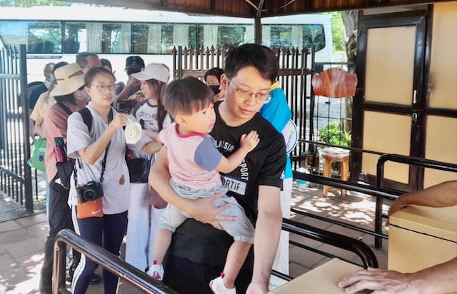 Các du khách đang làm thủ tục nhập cảnh vào TP Nha Trang.