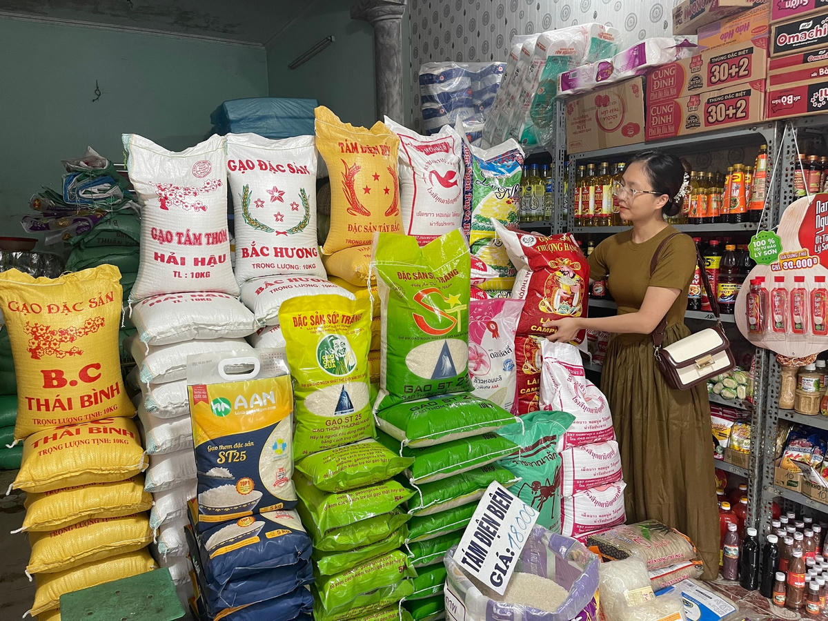 Các loại gạo được bày bán tại một cửa hàng ở Hà Nội. Ảnh: Quang Vinh.  